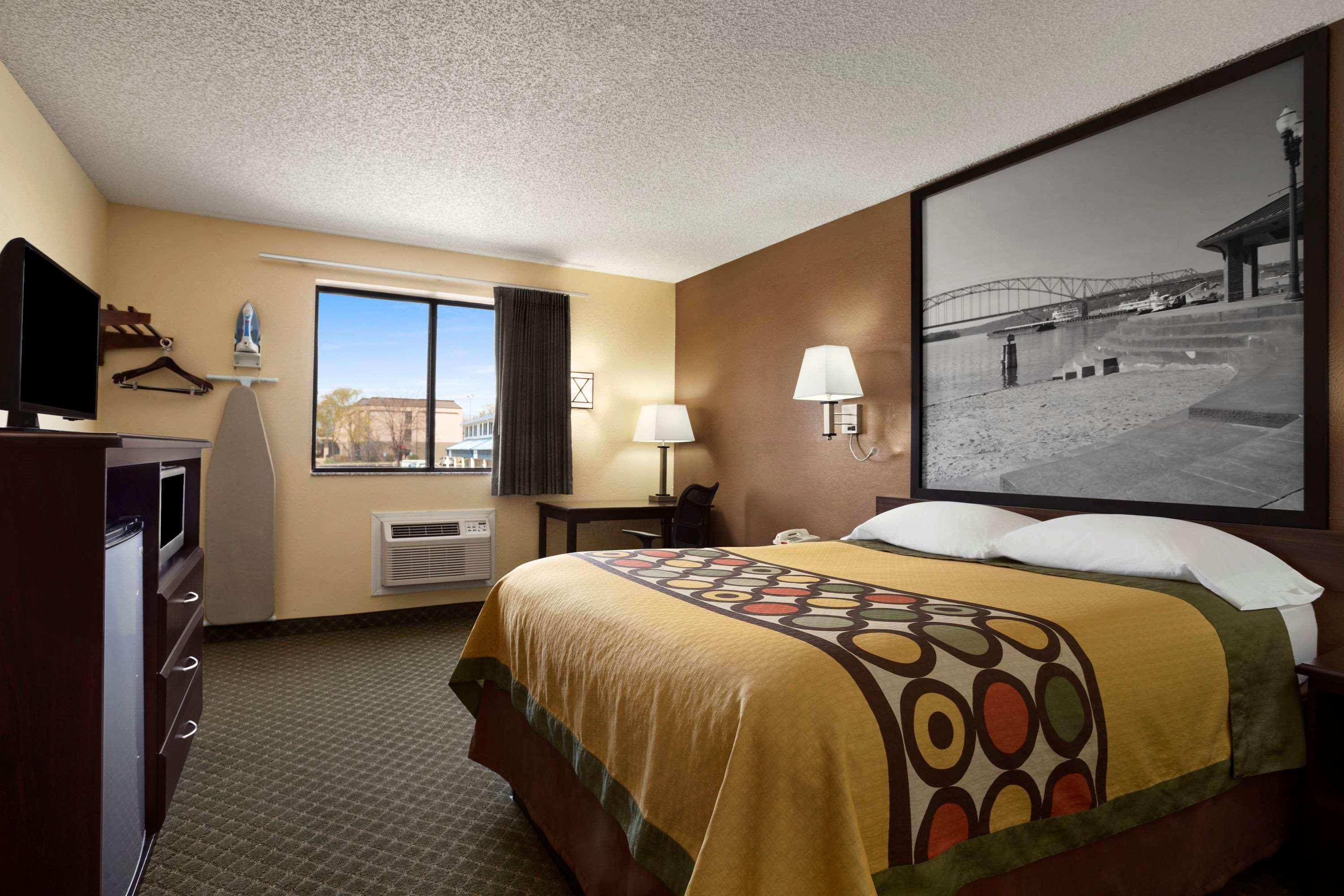 Super 8 By Wyndham Cedar Rapids Hotel Exterior foto