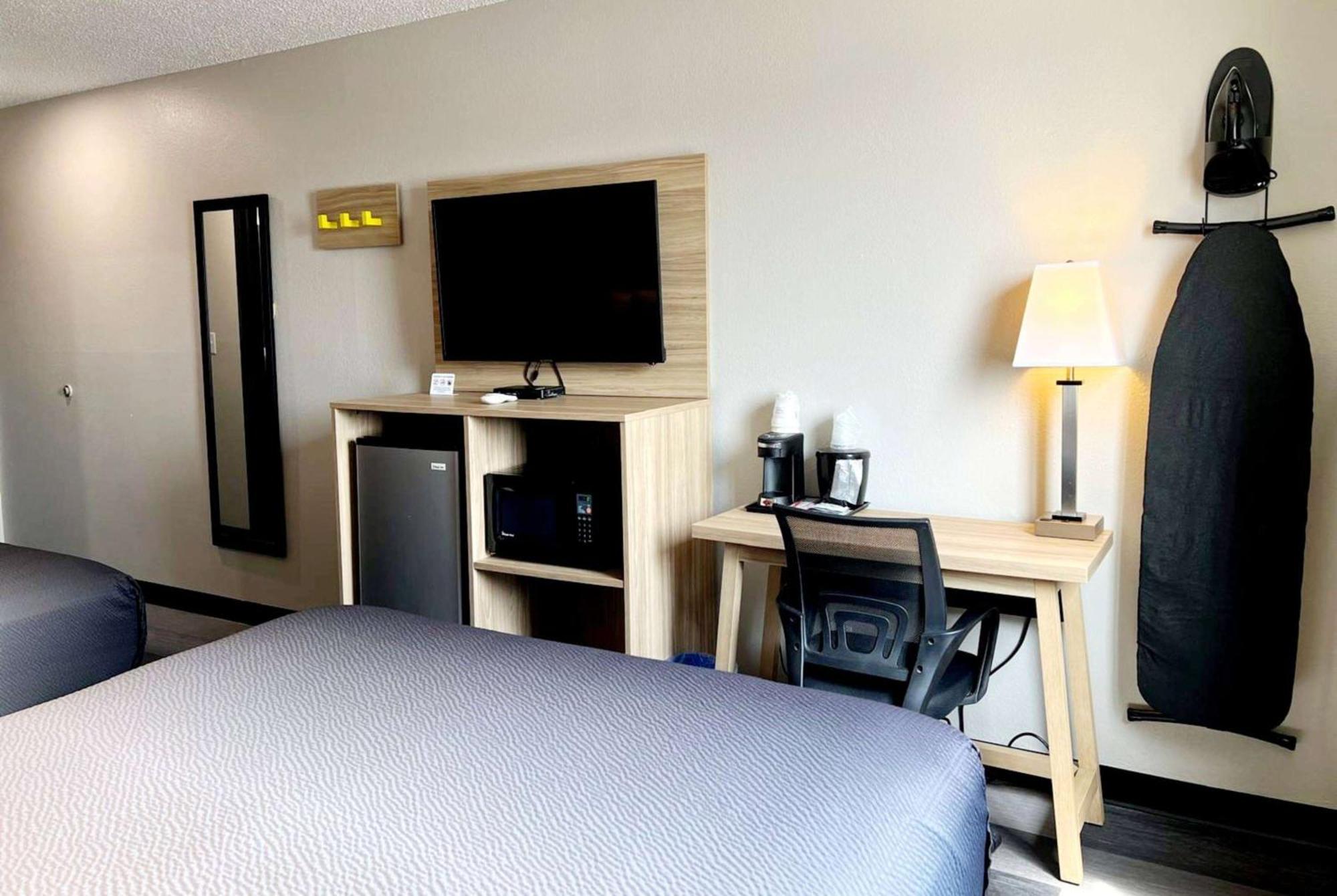 Super 8 By Wyndham Cedar Rapids Hotel Exterior foto